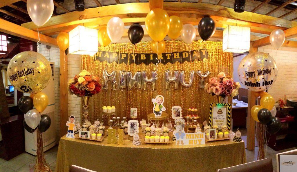 Rèm trang trí sinh nhật màu vàng